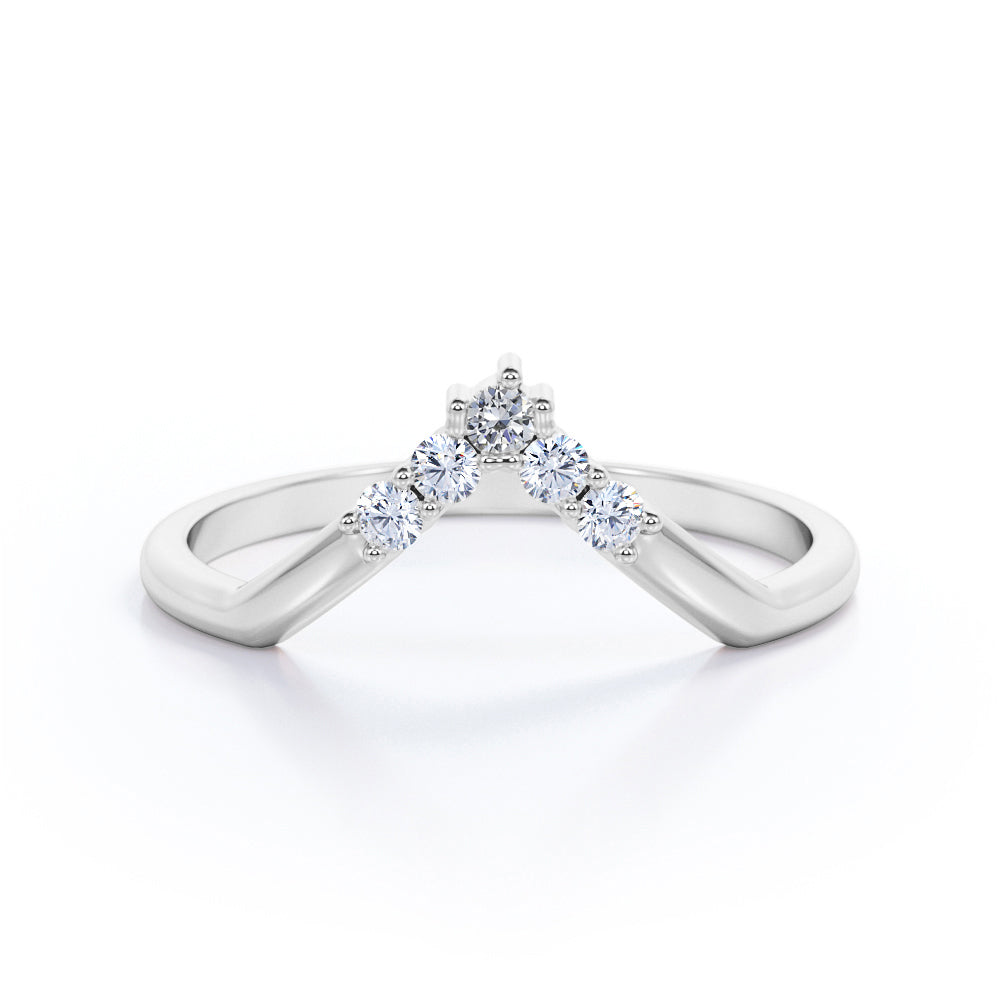 5-Stone Cluster 0.10 TCW Round Shape Diamond V Shaped Wedding Band in Rose Gold