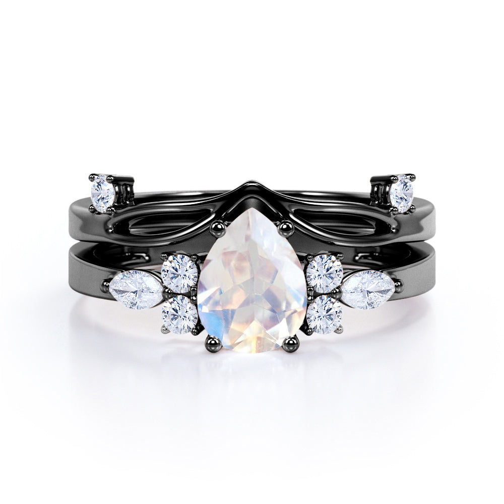 Elegant Art Décor 0.6 carat Pear Moonstone and Moissanite Wedding Ring Set in Rose Gold