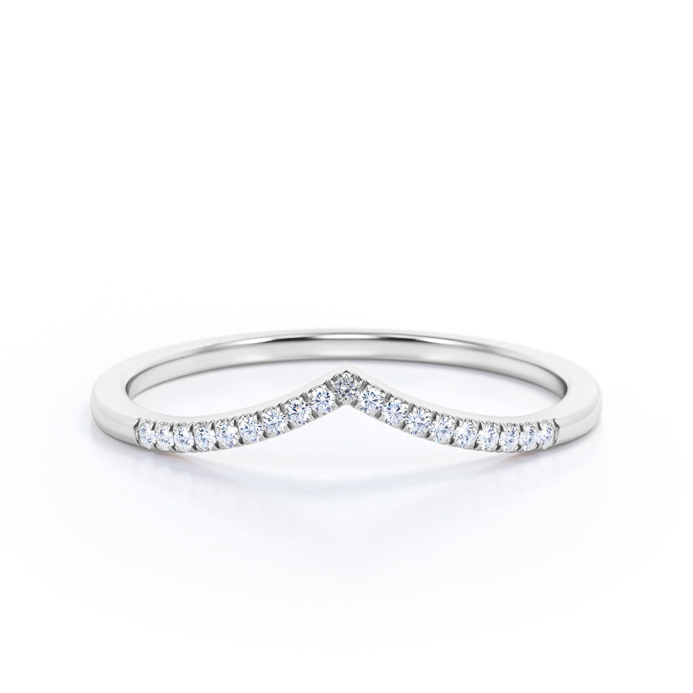 Classic 0.20 TCW Round Cut Diamond Chevron Scalloped Pave Wedding Band in Rose Gold